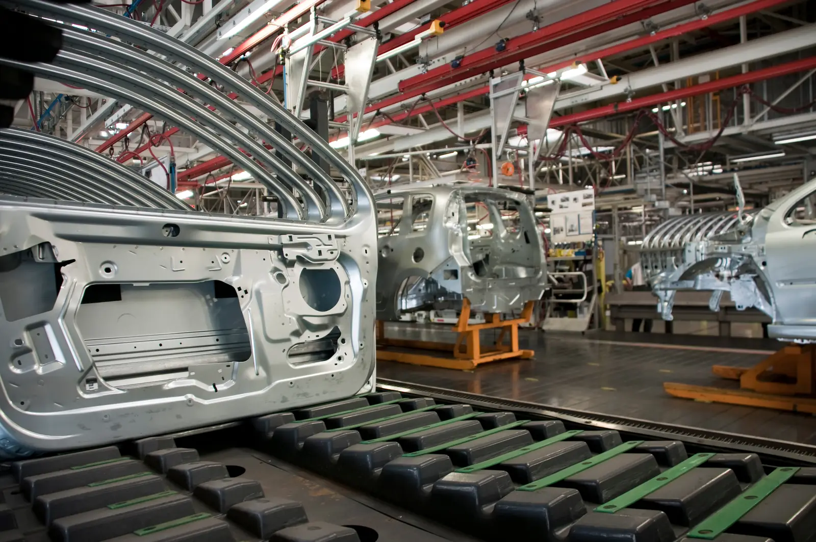 Otomotiv üretim hattında kapı panelleri ve araç gövdeleri