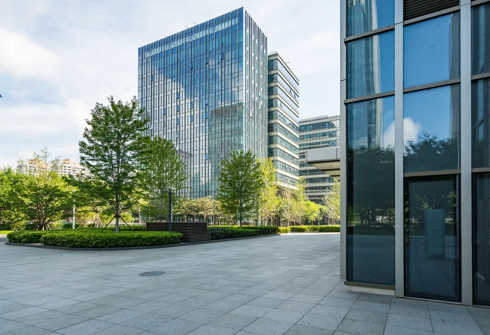 Cam cepheli ofis binaları ve önlerindeki meydan